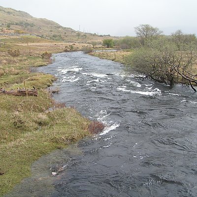Völlig naurbelassenes Fließgewässer im Westen Irlands